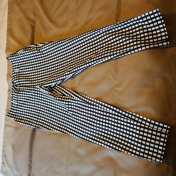 Jones NY stretch pants, great fit, side pockets, 17" weist, 20" hips, inseam 30 - Picture 2 of 4